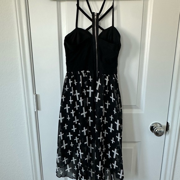 Trixxi Black and White Cross high low - Picture 3 of 3